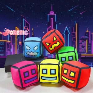 Puede incluir: Una colección de seis cubos de peluche coloridos con caras bordadas. Los cubos son de varios colores, incluyendo rojo, azul, verde, amarillo y rosa, cada uno con una expresión única. El fondo presenta un paisaje urbano con luces de neón.