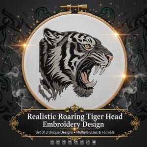 Op de afbeelding: Een borduurring met een realistisch ontwerp van een brullende tijgerkop. De tijger is afgebeeld in zwart, grijs en beige garen, met zijn bek open, waardoor scherpe tanden zichtbaar zijn. De tekst "Realistic Roaring Tiger Head Embroidery Design" staat eronder.