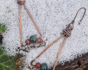 銅と天然石を使用したユニークなハンドメイドイヤリング