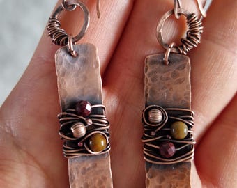 銅と天然石を使用したユニークなハンドメイドイヤリング
