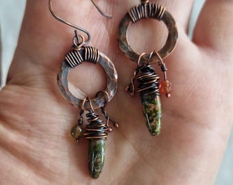 Pendientes únicos hechos a mano con cobre y piedras de unakita