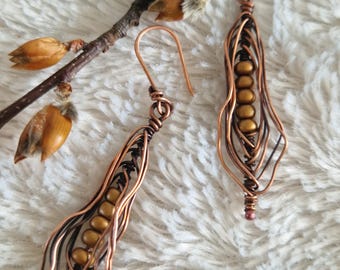 Pendientes únicos hechos a mano con cuentas de cobre y vidrio.