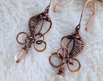 銅とクォーツのイヤリング – ユニークなハンドメイド作品