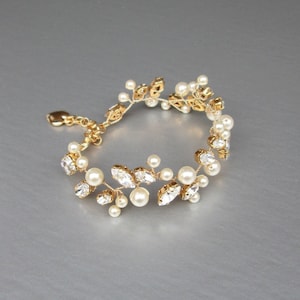 Crystal and pearl bridal bracelet, Delicate Premium European Crystal bracelet, Wedding jewelry, Pearl bracelet in gold, silver, rose gold