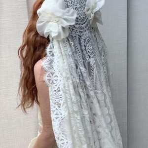 Lace Juliet cap veil, Intricate Chantilly lace veil, Wedding veil in cotton and silk, Vintage style Juliet cap with large silk flowers