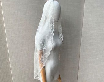 Lace veil, Chantilly lace veil, Fingertip length wedding veil ivory or white, Long veil in delicate lace with scalloped edge, Mantilla veil