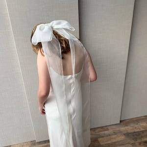 Big Silk Bow Veil, Modern bridal veil in sheer ivory organza 100% Silk wedding veil hair bow, Large bouncy bow, veil alternative, hair clip