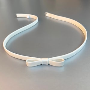 Schleifengürtel 1/2 &quot;breit, 2 in 1 Skinny Seidensatin-Schärpe mit Mittelschleife, Hochzeitsgürtel mit Knopf, Duchess-Satinschleifengürtel mit Schwänzen