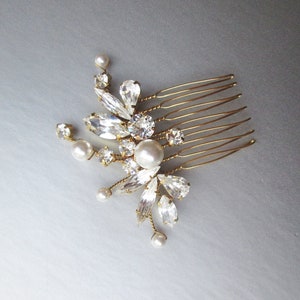 Puede incluir: Un peine de pelo dorado con un dise&ntilde;o floral con pedrer&iacute;a transparente y perlas blancas.