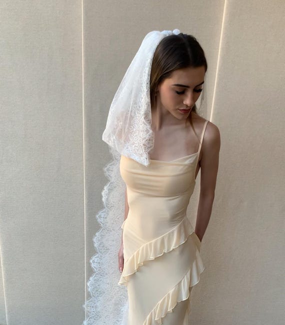 Lace veil, Modern Bow veil, Exquisite cathedral length veil, Long veil with vintage style lace scalloped edge and long streamers