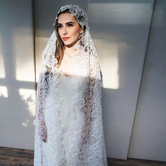 Juliet Cap Veil, Bridal veil long and delicate, Wedding veil Chantilly lace Vintage Style veil, Floor Length, Ballet Length