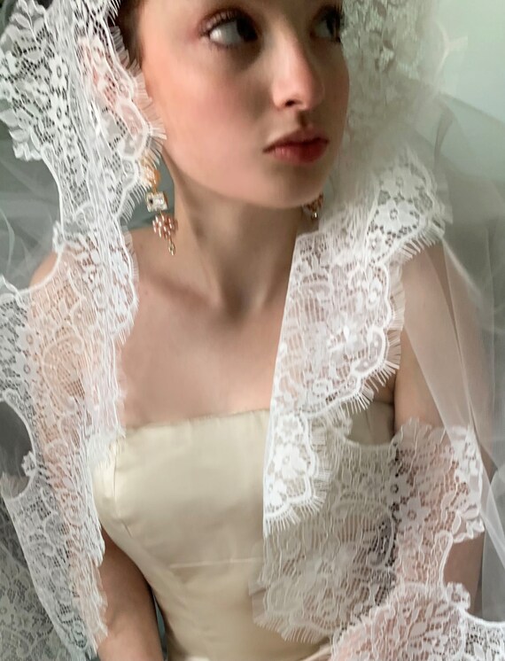Lace veil, Exquisite cathedral length veil, Chantilly lace trim veil, Long veil with vintage style lace scalloped edge Spanish Mantilla veil