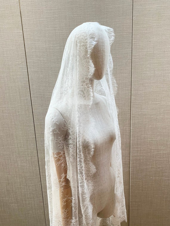 Lace veil, Chantilly lace Waltz Mantilla veil, Wedding veil soft white, Long veil with delicate lace with scalloped edge Spanish Mantilla,
