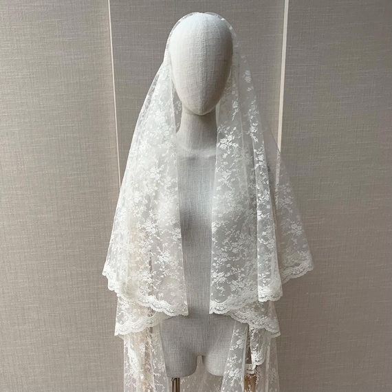 Lace drop veil, Chantilly lace veil, Cathedral length wedding veil ivory, Long veil in delicate lace with scalloped edge