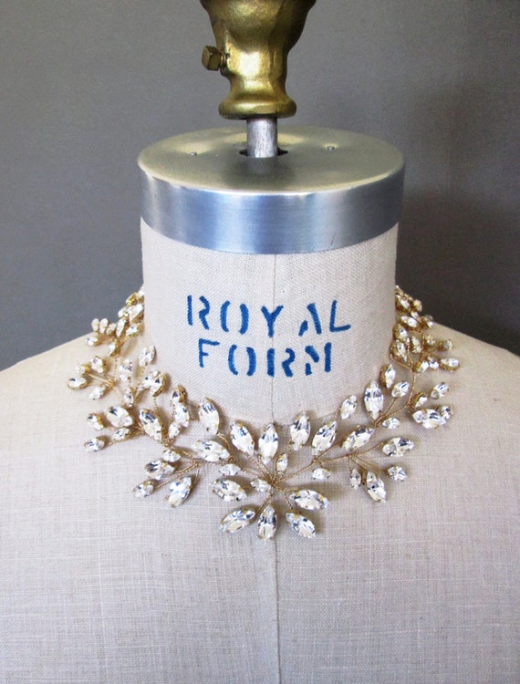 Bridal crystal necklace in gold or silver, Bridal statement necklace, bridal bib necklace, Sparkly rhinestone necklace