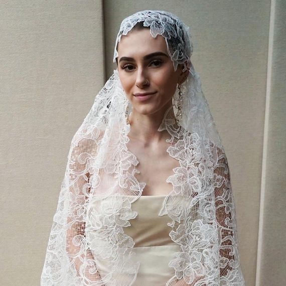 Juliet Cap Veil, Bridal veil long and delicate, Wedding veil Chantilly lace Vintage Style veil, Floor Length, Ballet Length