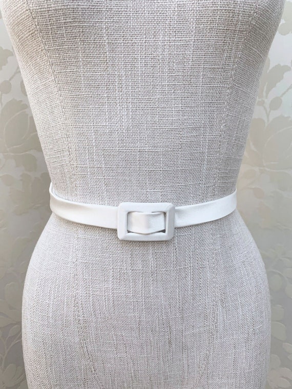 Bridal Buckle closure belt, Silk satin 3/4 inch wide belt, Couture fitted skinny bridal belt, Thin Wedding belt in silk Duchess satin