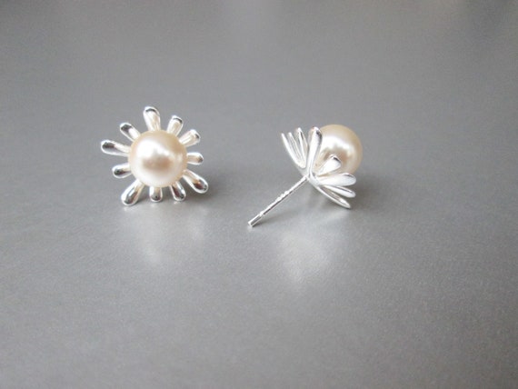 Daisy crystal pearl studs, Premium European Crystal bridal earrings, Sterling silver flower pearl bridal earrings,Floral bridesmaids gift