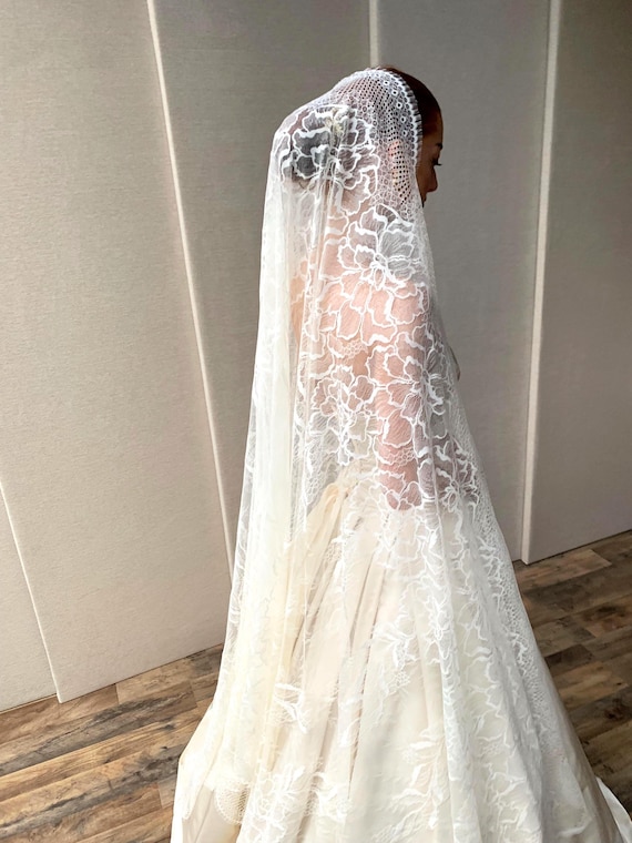 Mantilla veil Ivory, Chantilly lace veil, Wedding veil floor length with delicate lace and scalloped edge, Spanish Mantilla Vintage Style