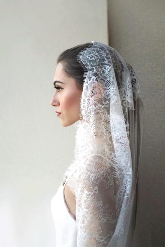 Mantilla Lace veil, Exquisite Royal length veil with soft Chantilly lace, Vintage style wedding long veil