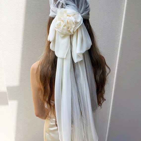 Juliet Cap Veil, Romantic Bridal veil in pure silk, Wedding veil with bow and flower, Vintage Style veil, Cathedral Length,