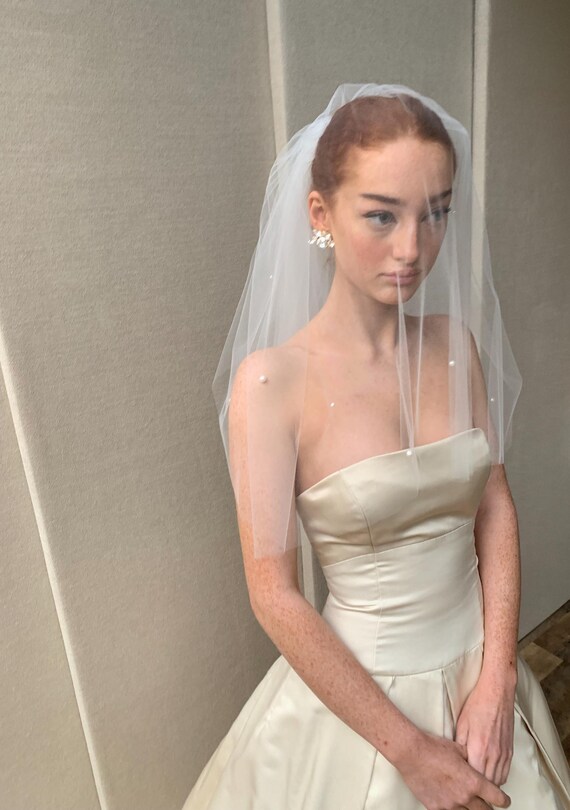 Pearl veil, Bridal veil with genuine freshwater pearls and blusher, Elbow length, short veil