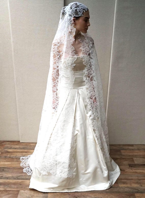 Juliet Cap Veil, Bridal veil long and delicate, Wedding veil Chantilly lace Vintage Style veil, Floor Length, Ballet Length