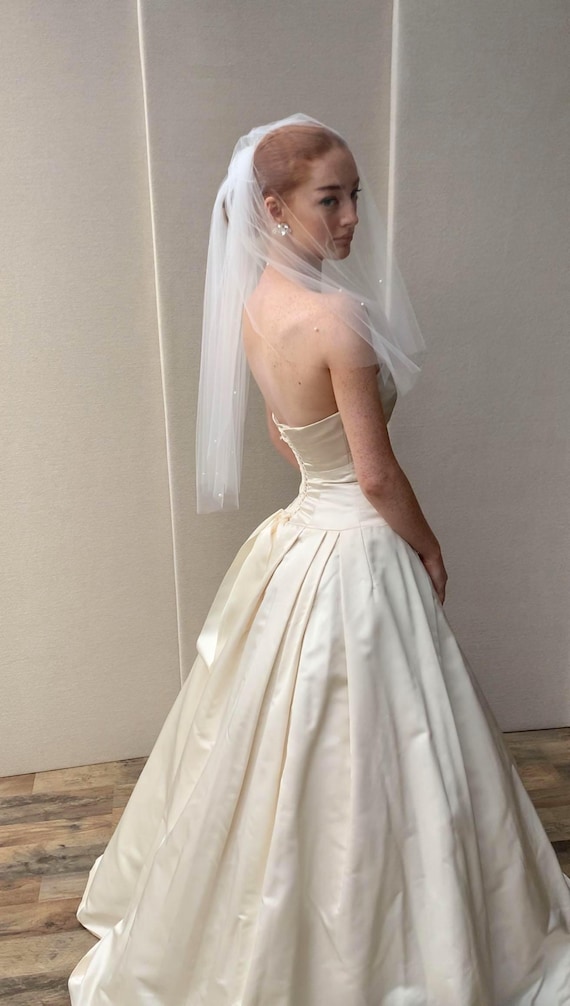 Pearl veil, Bridal veil with genuine freshwater pearls and blusher, Elbow length, short veil