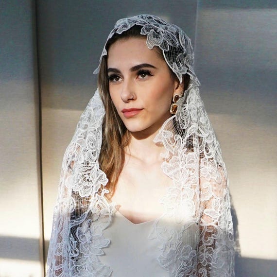 Juliet Cap Veil, Bridal veil long and delicate, Wedding veil Chantilly lace Vintage Style veil, Floor Length, Ballet Length