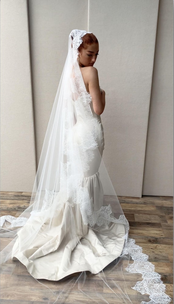 Mantilla Lace veil, Exquisite cathedral length veil, Chantilly lace trim veil, Long veil with vintage style lace scalloped edge