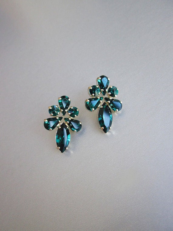 Emerald green Bridal crystal earrings, Crystal bridal stud earrings, rhinestone studs in emerald green