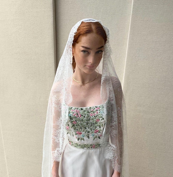 Lace veil, Chantilly lace Waltz Mantilla veil, Wedding veil soft white, Long veil with delicate lace with scalloped edge Spanish Mantilla