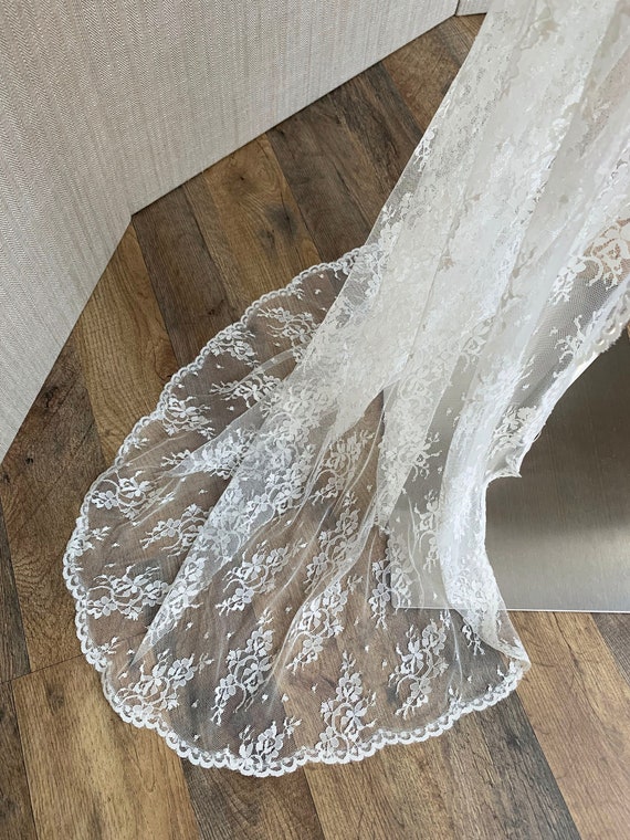 Lace veil, Chantilly lace veil, Floor length wedding veil ivory or white, Long veil in delicate lace with scalloped edge, Mantilla veil