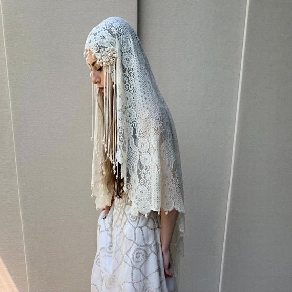Lace and pearl veil, Vintage style Juliet cap ivory Cathedral veil, Couture veil with pearl tassels