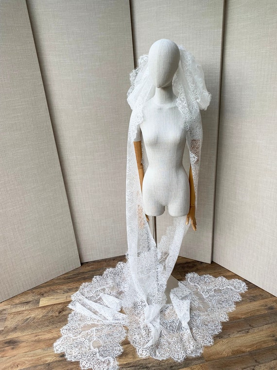 Lace veil, Modern Bow veil, Exquisite cathedral length veil, Long veil with vintage style lace scalloped edge and long streamers