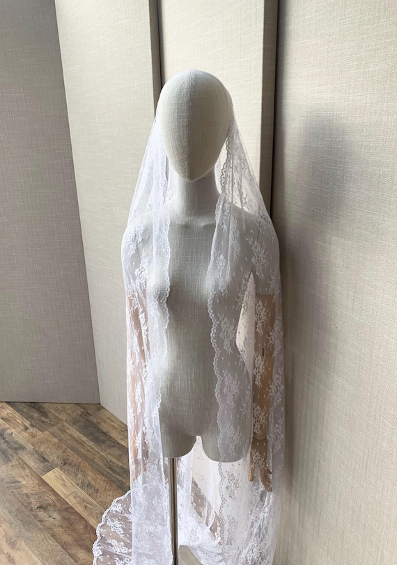 Lace veil, Chantilly lace veil, Long wedding veil ivory or white, Long veil in delicate lace with scalloped edge, Mantilla veil Cathedral