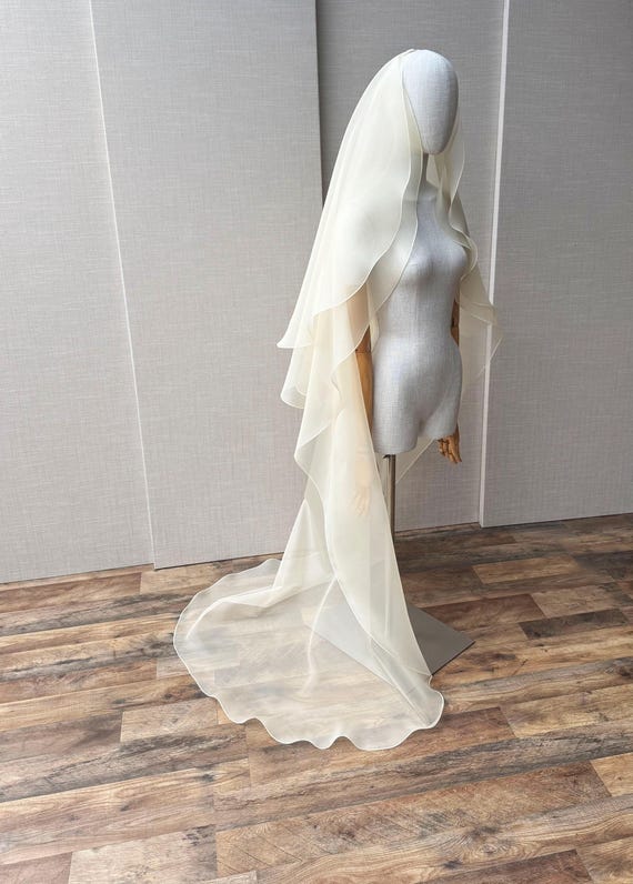Silk veil cream ivory, Exquisite bridal veil in 100% silk organza, Couture Bridal veil with blusher, Cathedral long cascading veil