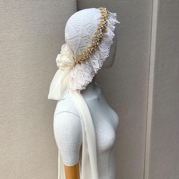 Vintage lace Veil, Bridal veil with vintage hand crochet lace, Wedding veil bonnet style fingertip length, Juliet cap