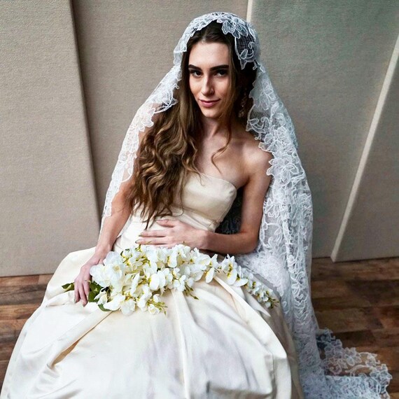 Juliet Cap Veil, Bridal veil long and delicate, Wedding veil Chantilly lace Vintage Style veil, Floor Length, Ballet Length