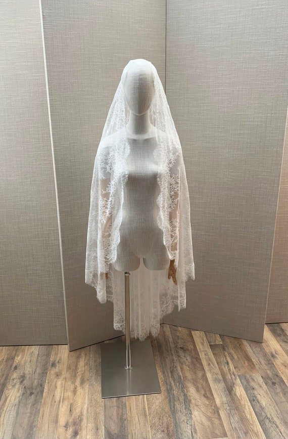 Lace veil, Chantilly lace Waltz Mantilla veil, Wedding veil soft white, Long veil with delicate lace with scalloped edge Spanish Mantilla