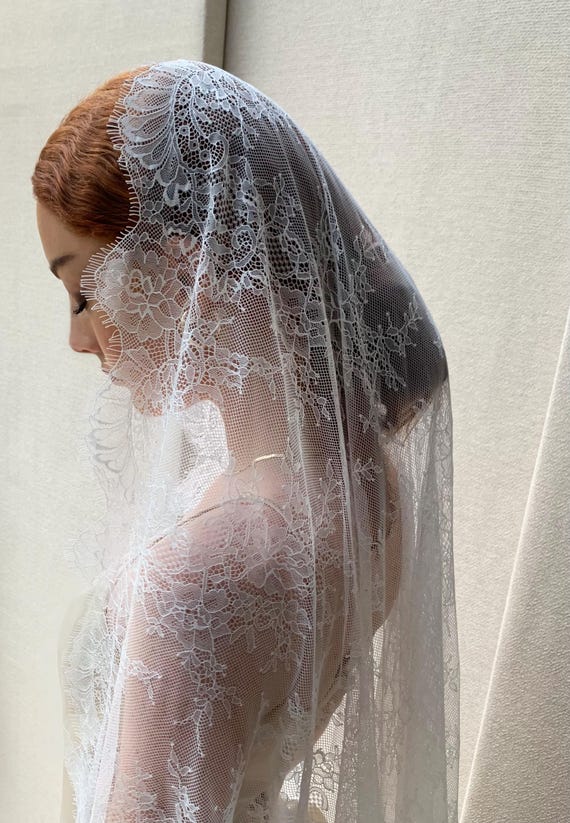 Lace veil, Chantilly lace Waltz Mantilla veil, Wedding veil soft white, Long veil with delicate lace with scalloped edge Spanish Mantilla,
