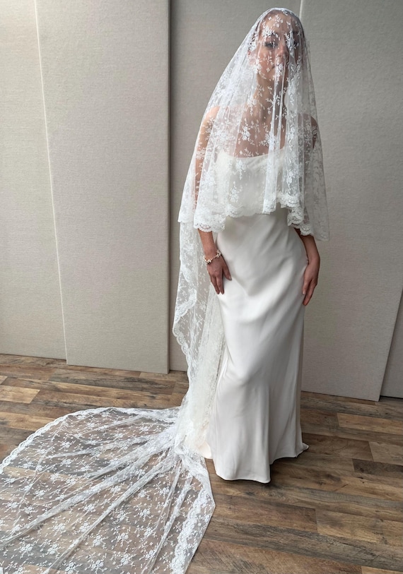 Lace drop veil, Chantilly lace veil with blusher, Cathedral length wedding veil ivory, Long veil in delicate lace with scalloped edge