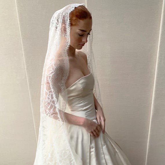 Mantilla veil Ivory, Chantilly lace veil, Wedding veil floor length with delicate lace and scalloped edge, Spanish Mantilla Vintage Style