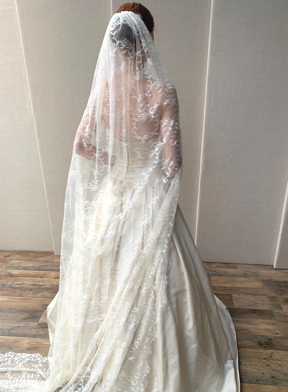 Lace veil, Chantilly lace veil, Cathedral length wedding veil ivory cream, Long veil in delicate lace with scalloped edge