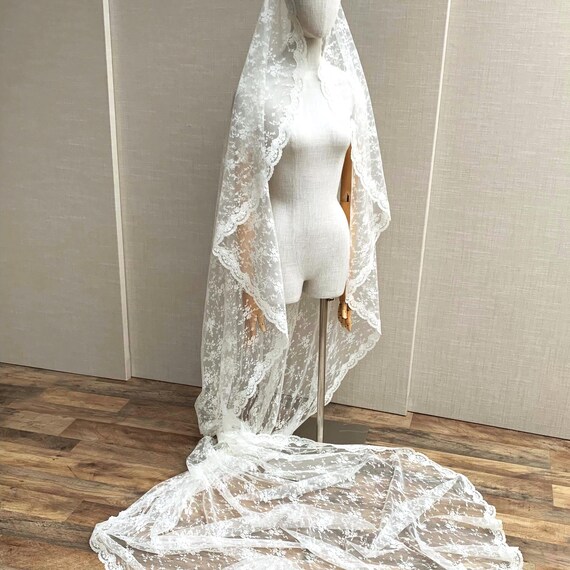 Mantilla lace veil, Chantilly lace veil, Royal length wedding veil ivory, Long veil in delicate lace with scalloped edge