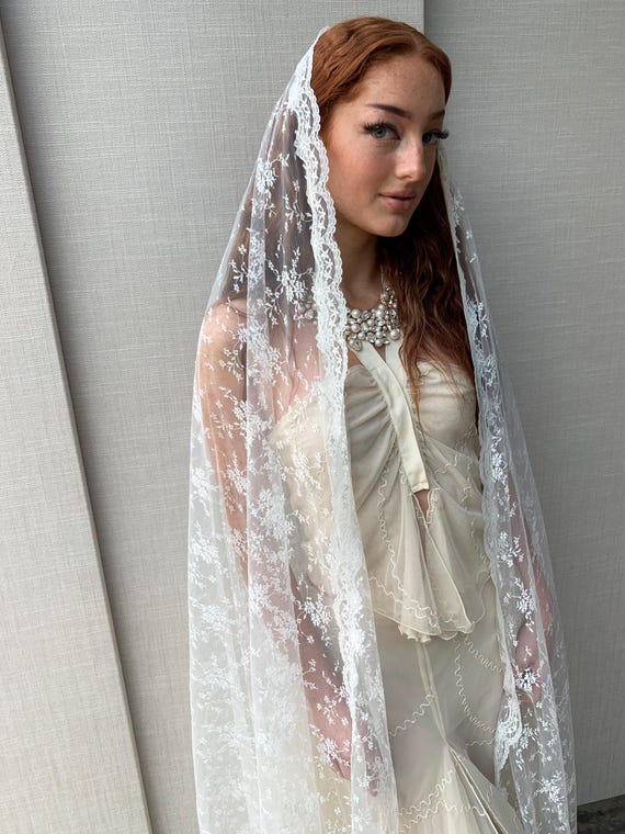 Mantilla lace veil, Chantilly lace veil, Royal length wedding veil ivory, Long veil in delicate lace with scalloped edge