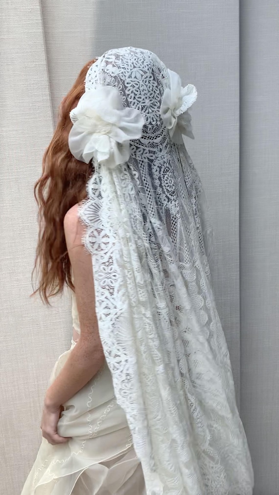 Lace Juliet cap veil, Intricate Chantilly lace veil, Wedding veil in cotton and silk, Vintage style Juliet cap with large silk flowers