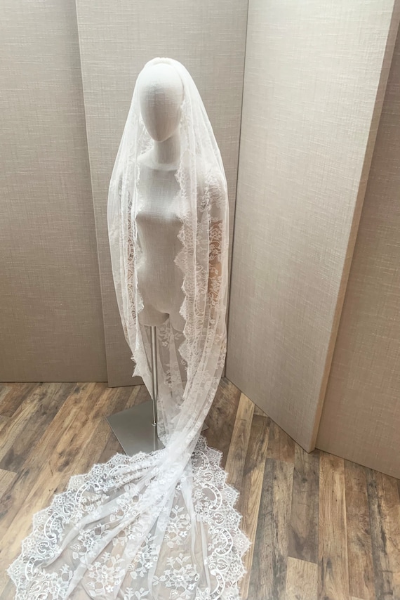 Lace veil, Chantilly lace veil, Chapel length wedding veil soft white, Long veil in delicate lace with scalloped edge, Mantilla veil