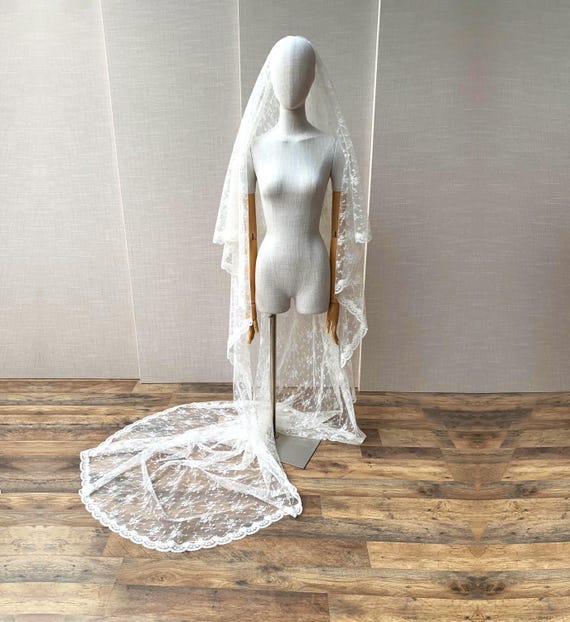 Lace drop veil, Chantilly lace veil, Cathedral length wedding veil ivory, Long veil in delicate lace with scalloped edge