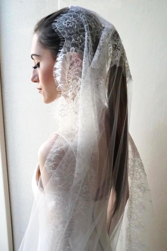 Mantilla Lace veil, Exquisite Royal length veil with soft Chantilly lace, Vintage style wedding long veil